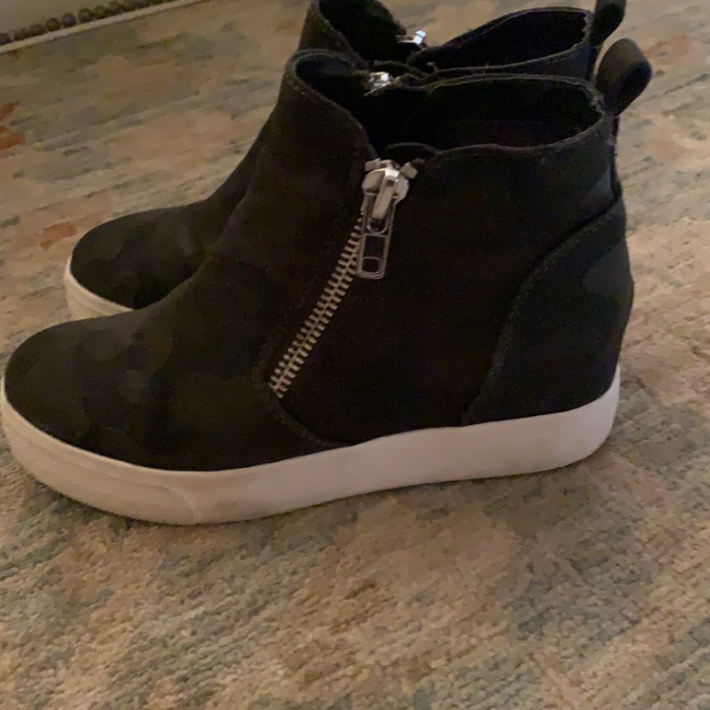 Steve Madden camo hightop sneakers size:7m